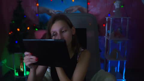 Snapshot of ellahorton chatting on January 8, 5:27 am Ella online show from January 8, 5:27 am