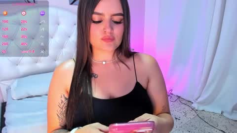 Snapshot of ellarosee_ chatting on January 6, 10:47 pm ellarosee_ online show from January 6, 10:47 pm