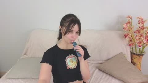Snapshot of ellie_babyy chatting on January 14, 8:41 am Ellie online show from January 14, 8:41 am
