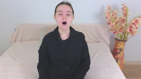 Snapshot of ellie_babyy chatting on February 25, 9:09 am Ellie online show from February 25, 9:09 am
