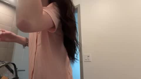 ellie  online show from March 11, 8:01 pm