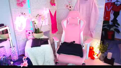 Snapshot of elliekarrrx chatting on February 24, 10:47 pm EllieKarr online show from February 24, 10:47 pm