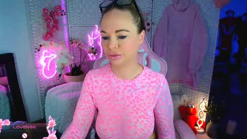 Snapshot of elliekarrrx chatting on January 17, 1:04 am EllieKarr online show from January 17, 1:04 am