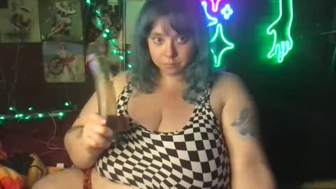 Snapshot of ellielouise11 chatting on December 21, 9:58 pm Ellie Louise online show from December 21, 9:58 pm