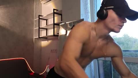Snapshot of elliot_muscle04 chatting on September 22, 3:32 am elliot_muscle04 online show from September 22, 3:32 am