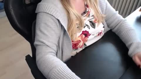 Snapshot of elly_petite chatting on September 14, 1:12 pm Elly online show from September 14, 1:12 pm