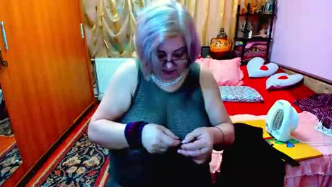 Snapshot of ellyhot53 chatting on February 18, 2:49 pm ellyhot53 online show from February 18, 2:49 pm