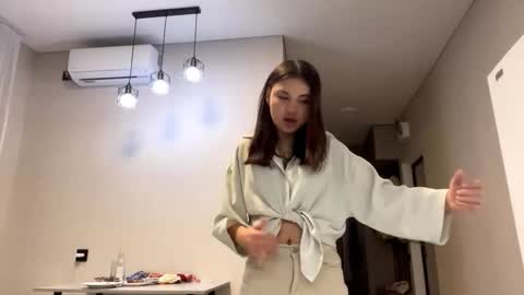 Snapshot of eloisetatsuhara chatting on October 17, 6:01 pm Alice online show from October 17, 6:01 pm
