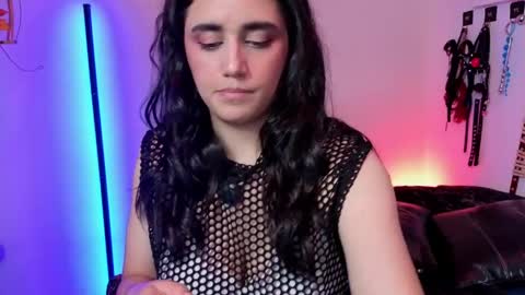 elowen_halley1 online show from March 26, 9:20 pm