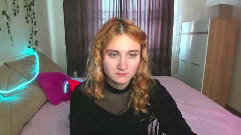 Snapshot of elsa_hot_here chatting on February 19, 7:17 am Elsa online show from February 19, 7:17 am