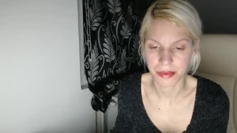 Snapshot of elssa_rush chatting on March 1, 8:53 pm elssa_rush online show from March 1, 8:53 pm