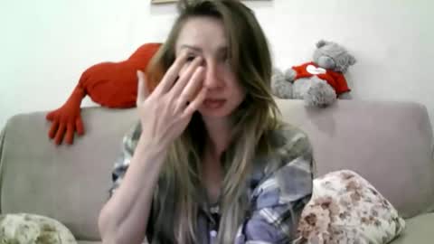 Snapshot of elvaarno chatting on September 19, 6:06 am ElvaArno online show from September 19, 6:06 am