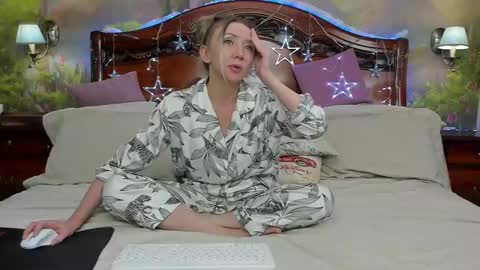 Snapshot of elvaarno chatting on January 2, 5:03 am ElvaArno online show from January 2, 5:03 am