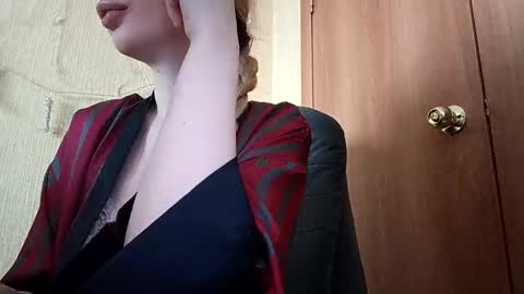 Snapshot of elza_com chatting on December 8, 5:39 am Elza Kom online show from December 8, 5:39 am