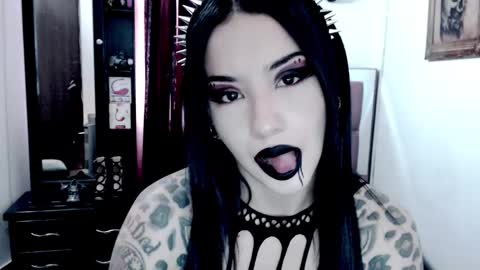 Snapshot of emearld_black chatting on March 10, 1:21 pm Emerald Black online show from March 10, 1:21 pm