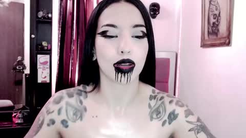 Snapshot of emearld_black chatting on February 21, 4:05 pm Emerald Black online show from February 21, 4:05 pm