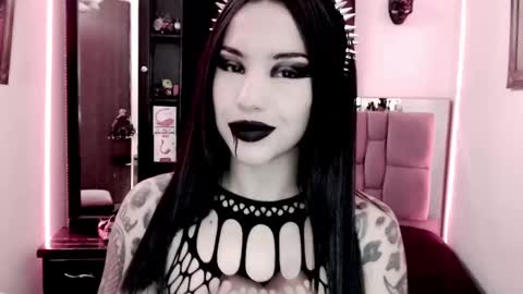 Snapshot of emearld_black chatting on February 19, 10:45 am Emerald Black online show from February 19, 10:45 am