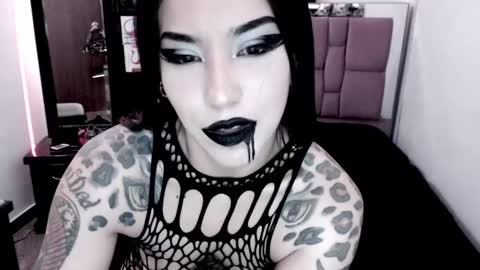 Snapshot of emearld_black chatting on February 9, 6:26 pm Emerald Black online show from February 9, 6:26 pm