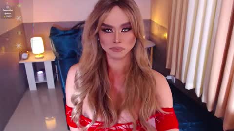 Snapshot of emeraldshemalegoddess chatting on September 18, 12:03 am Epitome of Goddess MISS EMERALD online show from September 18, 12:03 am
