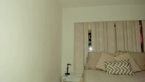 Snapshot of emi_royse chatting on February 28, 12:10 am emi_royse online show from February 28, 12:10 am