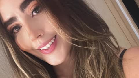 Snapshot of emi_royse chatting on February 24, 5:42 pm emi_royse online show from February 24, 5:42 pm