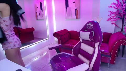 Emiily  online show from April 16, 9:39 pm