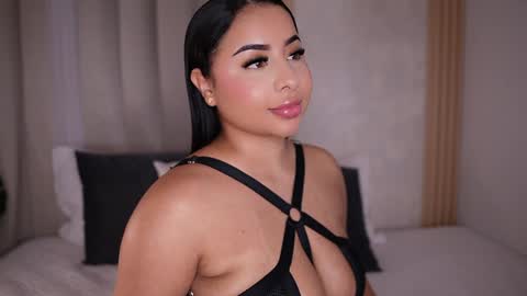 Snapshot of emiily_bell chatting on January 12, 1:53 am online show from January 12, 1:53 am