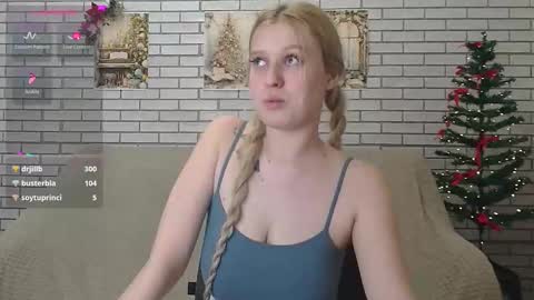 Snapshot of emiliaduchess chatting on January 14, 10:17 am Amili online show from January 14, 10:17 am