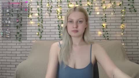 Snapshot of emiliaduchess chatting on February 16, 4:53 pm Amili online show from February 16, 4:53 pm