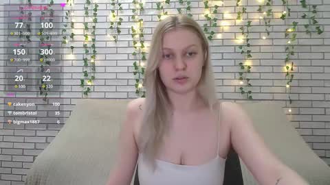 Snapshot of emiliaduchess chatting on February 13, 1:05 pm Amili online show from February 13, 1:05 pm