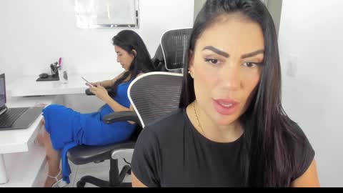 Snapshot of emillybrowm chatting on December 27, 3:04 pm Emilly online show from December 27, 3:04 pm