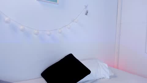 Snapshot of emillygonzalez chatting on January 4, 7:34 pm . . online show from January 4, 7:34 pm