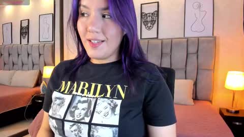 Snapshot of emily_5weet chatting on February 9, 5:08 am Emily online show from February 9, 5:08 am