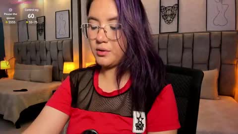 Snapshot of emily_5weet chatting on February 23, 7:11 am Emily online show from February 23, 7:11 am