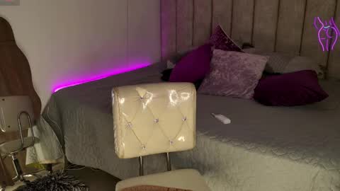 Snapshot of emily_____ chatting on March 3, 4:58 pm emily valentina online show from March 3, 4:58 pm