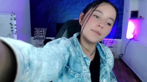 Snapshot of emily_carter19 chatting on December 14, 3:50 am Emily Carter online show from December 14, 3:50 am