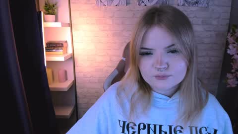 emily_coyness online show from April 1, 2:36 pm