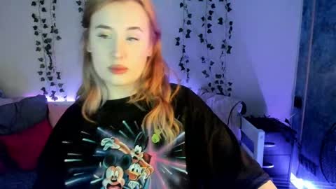 Snapshot of emily_gin chatting on February 20, 5:55 am EMILY online show from February 20, 5:55 am