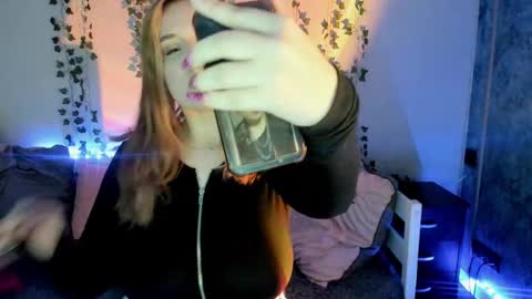 Snapshot of emily_gin chatting on February 26, 5:24 am EMILY online show from February 26, 5:24 am
