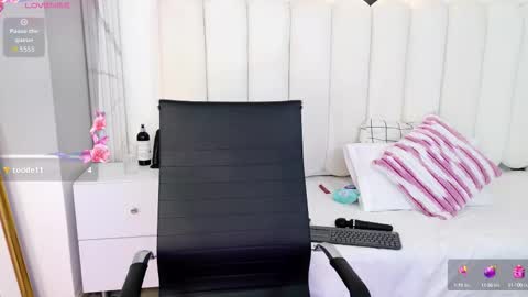 emily_hilton1 online show from October 14, 6:11 pm