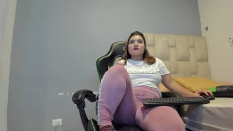 Emi  independent model  online show from February 6, 1:38 am