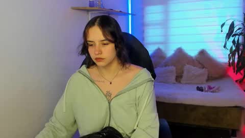 emily_lindey online show from October 26, 7:13 pm