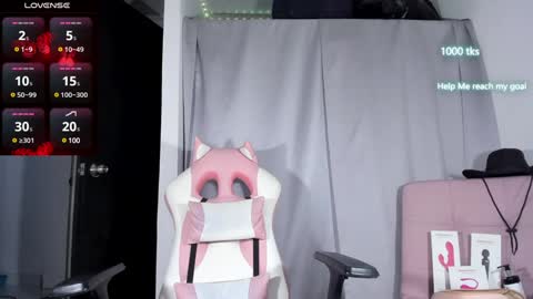 Snapshot of emily_palmeer chatting on January 28, 9:19 am emily_palmeer online show from January 28, 9:19 am