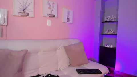 Snapshot of emily_roberts1 chatting on February 19, 12:22 pm Emily online show from February 19, 12:22 pm