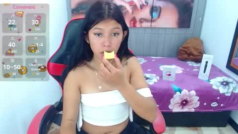 Snapshot of emily_rosse04 chatting on February 27, 12:45 pm online show from February 27, 12:45 pm