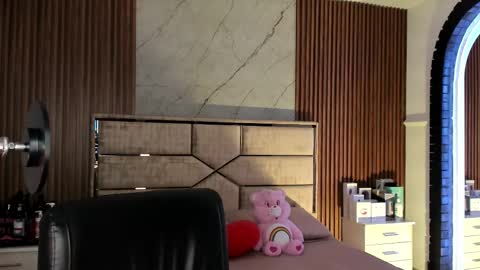 Emily Hendrix online show from September 30, 8:41 pm