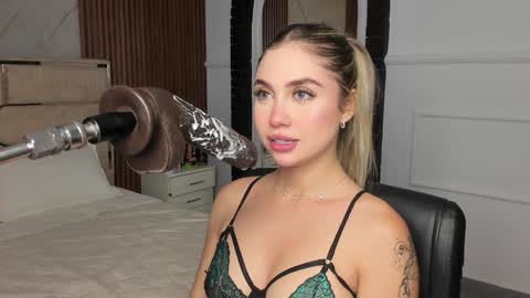 Snapshot of emilyhendrix_ chatting on January 30, 7:26 pm Emily Hendrix online show from January 30, 7:26 pm