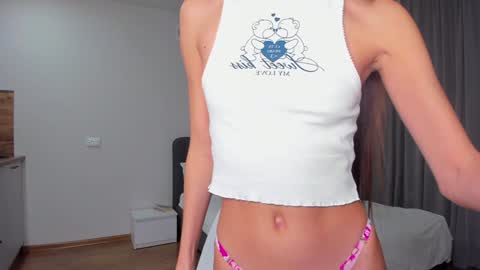 Snapshot of emilyhoston chatting on December 12, 6:42 pm Alina online show from December 12, 6:42 pm