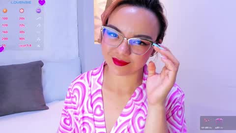 Snapshot of emilyrouss_ chatting on March 5, 9:26 pm EMILY online show from March 5, 9:26 pm