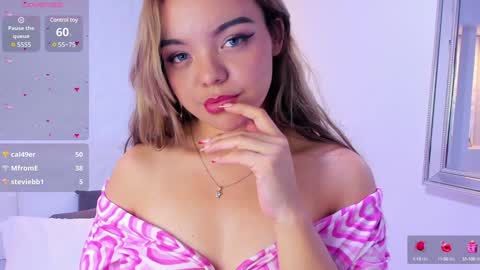 Snapshot of emilyrouss_ chatting on January 26, 2:03 am EMILY online show from January 26, 2:03 am